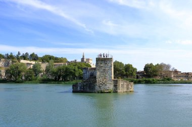 Avignon, Fransa - 25 Ağustos 2024: Pont St. Benezet (le pont d 'avignon) köprüsü Rhone Nehri üzerinde, sudan görüldü