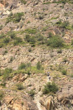 Andorra 'daki Pireneler - 28 Ağustos 2024: dağcılar Pireneler' deki bir kayaya tırmanıyorlar