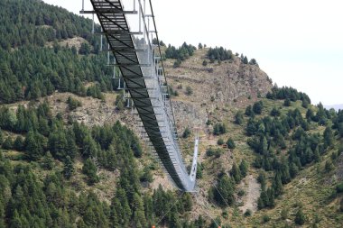 Canillo, Andorra, Avrupa - 29 Ağustos 2024: Avrupa 'nın en uzun Tibet köprüsü üzerinde yürüyen insanlar