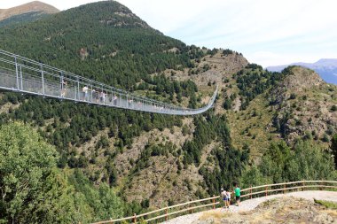 Canillo, Andorra, Avrupa - 29 Ağustos 2024: Avrupa 'nın en uzun Tibet köprüsü üzerinde yürüyen insanlar