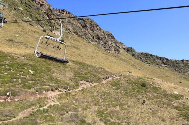 Andorra 'daki Ordino Arcalis, Mirador Solar de Tristaina - 30 Ağustos 2024: insanlar dağ zirvesine giden teleferiği kullanıyorlar.