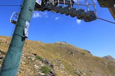 Andorra 'daki Ordino Arcalis, Mirador Solar de Tristaina - 30 Ağustos 2024: insanlar dağ zirvesine giden teleferiği kullanıyorlar.