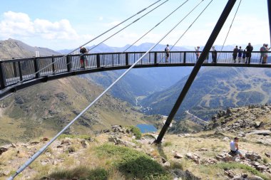 Ordino Arcalis, Mirador Solar de Tristaina, Andorra - 30 Ağustos 2024: Tepenin tepesindeki miradora yürüyüş yapan insanlar