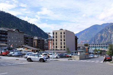 Les Escaldes - Andorra 'daki Engordany - 31 Ağustos 2024: bulutlu bir günde şehrin merkezi