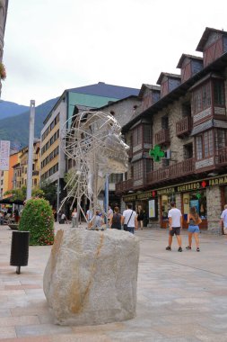Les Escaldes - Andorra 'da Engordany - 31 Ağustos 2024: Av' da alışveriş. Carlemany Escaldes 'in şehir merkezinde