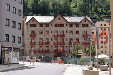 Les Escaldes - Andorra 'da Engordany - 31 Ağustos 2024: Av' da alışveriş. Carlemany Escaldes 'in şehir merkezinde