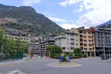 Les Escaldes - Andorra 'daki Engordany - 31 Ağustos 2024: bulutlu bir günde şehrin merkezi