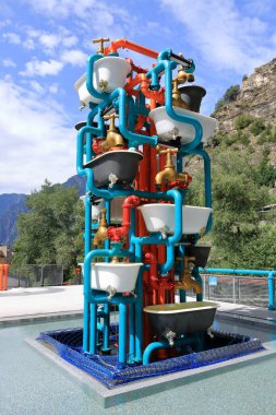 Les Escaldes - Andorra 'daki Engordany - 31 Ağustos 2024: Valira Nehri' ndeki boru ve musluklu Caldes Sanat Projesi