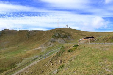 Pas de la Casa, Andorra 'daki Pireneler - Eylül 02 2024: Yazın köyün çevresindeki dağlar