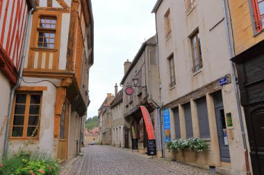 Fransa, Avrupa 'da Noyers sur Serein - Eylül 04 2024: Eski evleri ve bazı insanları olan tipik sokaklar