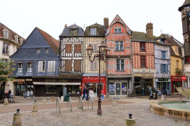 Auxerre, Fransa Avrupa - Eylül 05 2024: insanlar bulutlu bir günde şehrin eski caddelerini ve evlerini keşfediyorlar.