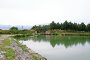 Avrupa 'da Tanlay, Fransa - Eylül 05 2024: bulutlu bir günde tekneyle Armancon ve Burgundy Kanalı' nda tatil