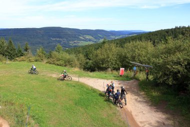 Bisiklet Parkı du Lac Blanc, Fransa 'da Colmar - 07 Eylül 2024: Dağ bisikletçileri Fransız Vosges bölgesindeki zorlu arazinin keyfini çıkarıyorlar