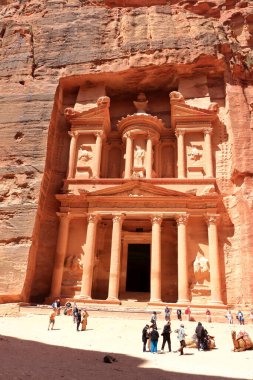 Petra, Ürdün 'deki Vadi Musa - 13 Mayıs 2024: El-Hazine veya Hazine' deki insanlar