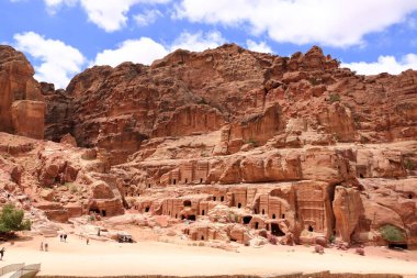 Petra, Ürdün 'deki Wadi Musa - 13 Mayıs 2024: insanlar antik Petra kentindeki Cephe Caddesinde yürüyorlar