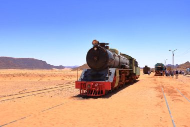 Wadi Rum, Ürdün - 15 Mayıs 2024: İnsanlar Wadi Rum Çölü 'ndeki eski Lokomotif trenini ziyaret ediyor