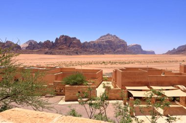 Wadi Rum, Ürdün - 15 Mayıs 2024: Wadi Rum çölündeki kayaların manzarası