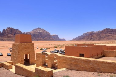 Wadi Rum, Ürdün - 15 Mayıs 2024: Wadi Rum çölündeki kayaların manzarası