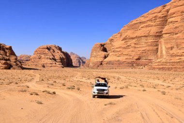 Wadi Rum, Ürdün - 15 Mayıs 2024: Offroad Seyahat Maceraları Wadi Rum Çölü 'nde safari arabası