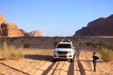 Wadi Rum, Ürdün - 15 Mayıs 2024: Offroad Seyahat Maceraları Wadi Rum Çölü 'nde safari arabası