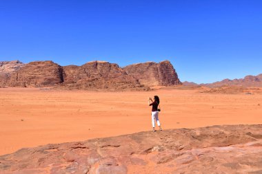 Wadi Rum, Ürdün - 15 Mayıs 2024: Wadi Rum çölünde yürüyüş yapan turistler