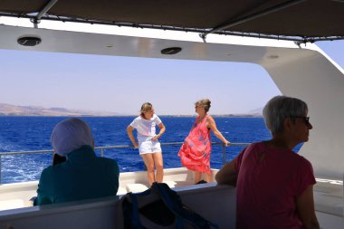 Ürdün 'deki Akabe - 17 Mayıs 2024: İnsanlar Kızıldeniz, Akabe Körfezi' nde tekne gezisinin keyfini çıkarıyorlar.