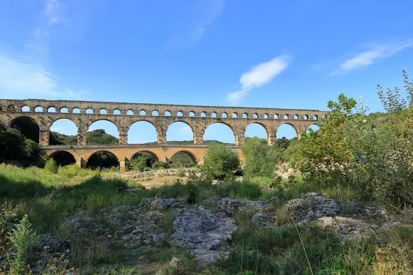 Provence, Fransa Avrupa - 25 Ağustos 2024: İnsanlar Fransa 'nın güneyindeki ünlü Roma su kemeri Pont du Gard' ı ziyaret edip eğleniyorlar.