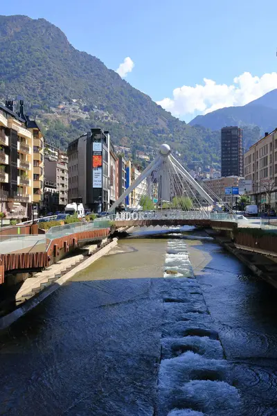 Andorra 'daki Andorra La Vella - 28 Ağustos 2024: Puente de Paris çevresindeki bölge (Paris Köprüsü), Andorra la Vella işareti ile Gran Valira nehri boyunca uzanır.