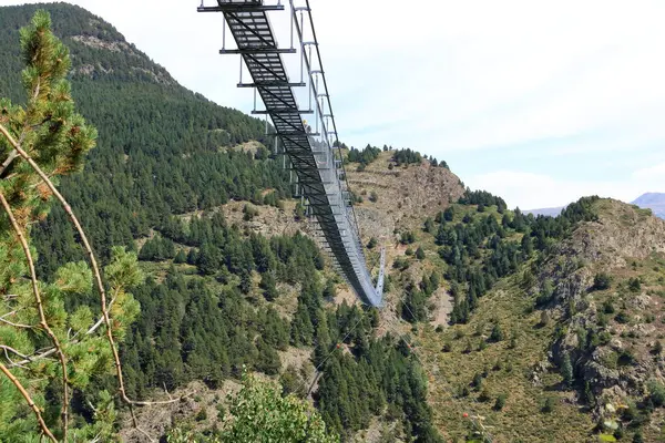 Canillo, Andorra, Avrupa - 29 Ağustos 2024: Avrupa 'nın en uzun Tibet köprüsü üzerinde yürüyen insanlar