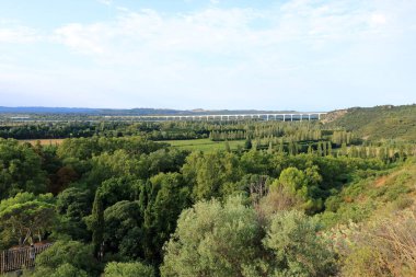 Fransa 'nın Provence kentindeki Avignon yakınlarındaki TGV trenleri için Rhone Nehri üzerindeki uzun köprü Viaduc Double Ferroviaire.