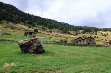 Bulutlu bir günde Andorra 'da Pireneler' de küçük evler