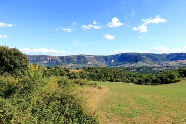 Millau, Fransa 'nın manzarası. Dağlar ve mavi gökyüzü beyaz bulutlu, Gorges du Tarn