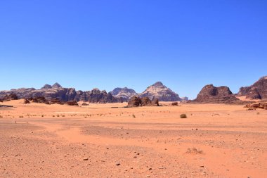 Ürdün 'deki Wadi Rum çölünde kayaların manzarası