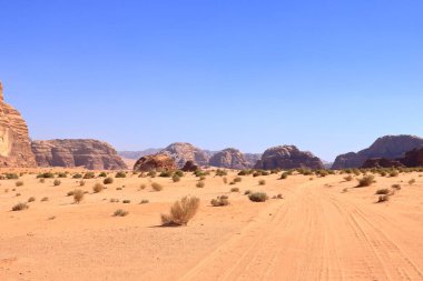 Ürdün 'deki Wadi Rum çölünde kayaların manzarası