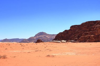 Ürdün 'deki Wadi Rum Çölü' nde kamp çadırları.