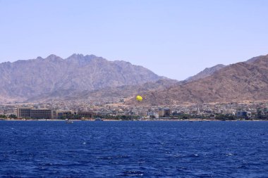Ürdün 'deki Akabe manzarası, denizden görülüyor.