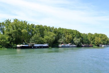 Avignon, Fransa - 25 Ağustos 2024: Rhone Nehri 'ne öğleden sonra demir atan tekneler