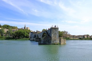 Avignon, Fransa - 25 Ağustos 2024: Pont St. Benezet (le pont d 'avignon) köprüsü Rhone Nehri üzerinde, sudan görüldü