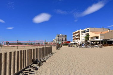 Carnon, Palavas-les-Flots, Montpellier, Fransa - 25 Ağustos 2024: İnsanlar Montpellier 'in güneyinde bir sahil beldesi olan Carnon Plage' ın tadını çıkarıyor