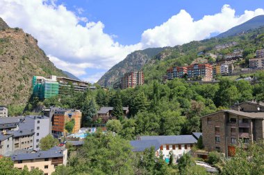 Andorra 'daki Escaldes-Engordany - 28 Ağustos 2024: Dağlar boyunca cadde boyunca uzanan binalar