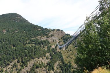 Canillo, Andorra, Avrupa - 29 Ağustos 2024: Avrupa 'nın en uzun Tibet köprüsü üzerinde yürüyen insanlar