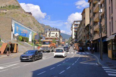 Canillo, Andorra, Avrupa - 29 Ağustos 2024: Araba ve turistlerle birlikte köyün ana caddesi etrafında