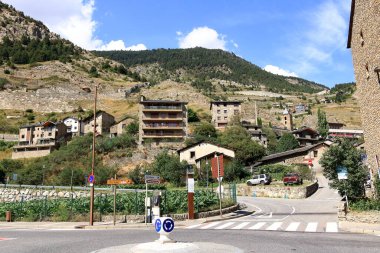 Canillo, Andorra, Avrupa - 29 Ağustos 2024: Araba ve turistlerle birlikte köyün ana caddesi etrafında
