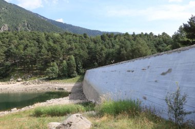 Estany d 'Engolasters Gölü, Andorra - 30 Ağustos 2024: insanlar kuraklık ve yağmur ve nem eksikliği sürecinde kuru gölü ziyaret ediyorlar.