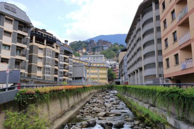Les Escaldes - Andorra 'daki Engordany - 31 Ağustos 2024: Valira Nehri şehir boyunca akar