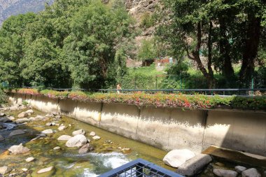 Les Escaldes - Andorra 'daki Engordany - 31 Ağustos 2024: Valira Nehri şehir boyunca akar