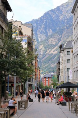 Les Escaldes - Andorra 'da Engordany - 31 Ağustos 2024: Av' da alışveriş. Carlemany Escaldes 'in şehir merkezinde