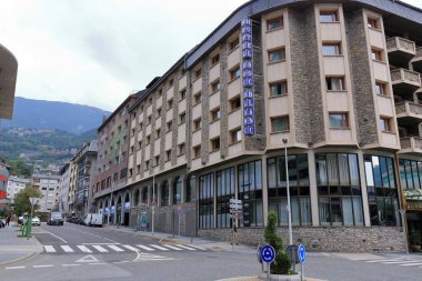 Les Escaldes - Andorra 'daki Engordany - 31 Ağustos 2024: bulutlu bir günde şehrin merkezi