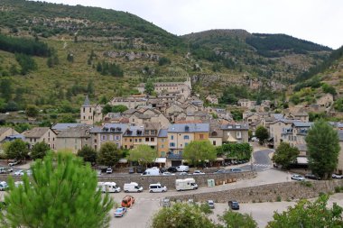 Sainte-Enimie, Fransa Gorges du Tarn - Eylül 03 2024: Fransa 'nın en güzel köylerinden birine bakın
