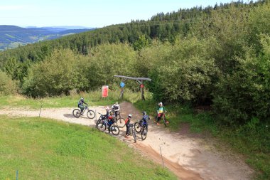 Bisiklet Parkı du Lac Blanc, Fransa 'da Colmar - 07 Eylül 2024: Dağ bisikletçileri Fransız Vosges bölgesindeki zorlu arazinin keyfini çıkarıyorlar